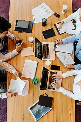 포토 JPG 서양인 응시 여자 남자 회사 회의 그래프 직장 실내 앉기 여러명 상반신 20대 성인 앞모습 비즈니스라이프 노트북 하이앵글 자료 직장인 비즈니스맨 비즈니스우먼 커피잔 책상 회의실 문서 성인만 국내포토 외국인 직업 라이프스타일 시선 커피 뷰포인트 가구 다수 비즈니스 모션 잔 사람 청년 내부 전자제품 파일형식