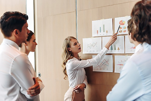 포토 JPG 서양인 응시 여자 남자 회사 회의 그래프 직장 실내 설명 서기 여러명 상반신 20대 성인 옆모습 비즈니스라이프 자료 가리킴 직장인 비즈니스맨 비즈니스우먼 동료 회의실 리더 성인만 팀장 국내포토 외국인 직업 라이프스타일 시선 뷰포인트 다수 비즈니스 관계 모션 사람 손짓 청년 내부 파일형식