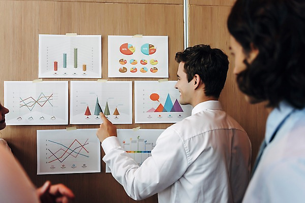 포토 JPG 서양인 응시 남자 회사 회의 그래프 직장 실내 서기 상반신 20대 성인 옆모습 뒷모습 아웃포커스 세명 비즈니스라이프 자료 가리킴 직장인 비즈니스맨 동료 회의실 성인만 국내포토 외국인 직업 라이프스타일 시선 뷰포인트 비즈니스 관계 모션 촬영기법 사람 손짓 청년 내부 파일형식