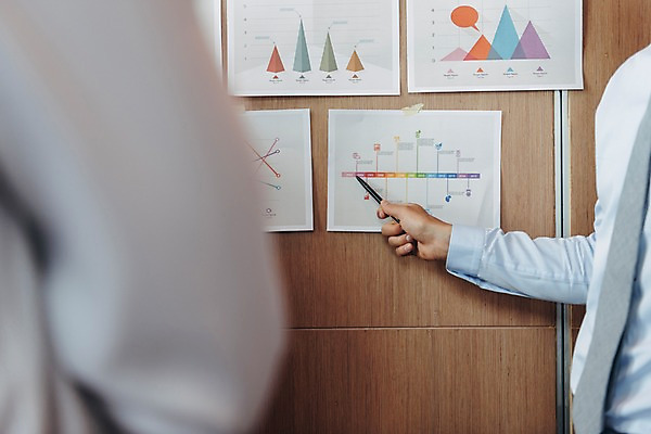 포토 JPG 서양인 남자 회사 회의 그래프 직장 실내 설명 서기 상반신 20대 성인 두명 옆모습 아웃포커스 비즈니스라이프 자료 가리킴 직장인 비즈니스맨 동료 회의실 성인남자만 국내포토 외국인 직업 라이프스타일 뷰포인트 비즈니스 관계 모션 촬영기법 사람 손짓 청년 내부 남자만 성인만 파일형식