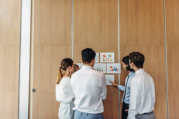 포토 JPG 서양인 응시 여자 남자 회사 회의 그래프 직장 실내 설명 서기 여러명 상반신 20대 성인 옆모습 뒷모습 비즈니스라이프 자료 직장인 비즈니스맨 비즈니스우먼 동료 회의실 성인만 국내포토 외국인 직업 라이프스타일 시선 뷰포인트 다수 비즈니스 관계 모션 사람 청년 내부 파일형식