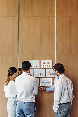 포토 JPG 서양인 응시 여자 남자 회사 회의 그래프 직장 실내 설명 서기 여러명 상반신 20대 성인 뒷모습 비즈니스라이프 자료 직장인 비즈니스맨 비즈니스우먼 책상 동료 회의실 성인만 국내포토 외국인 직업 라이프스타일 시선 뷰포인트 가구 다수 비즈니스 관계 모션 사람 청년 내부 파일형식