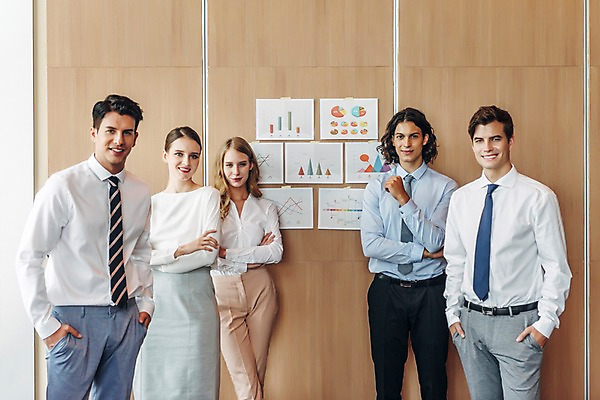 포토 JPG 서양인 여자 남자 회사 회의 그래프 직장 실내 서기 미소 여러명 상반신 20대 성인 앞모습 비즈니스라이프 팔짱 자료 직장인 비즈니스맨 비즈니스우먼 동료 회의실 성인만 국내포토 외국인 직업 라이프스타일 뷰포인트 다수 비즈니스 관계 모션 표정 사람 청년 내부 파일형식