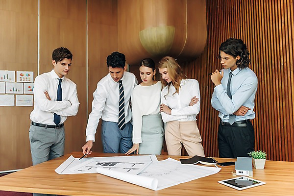 포토 JPG 서양인 응시 여자 남자 건축 회사 회의 직장 실내 서기 여러명 상반신 20대 성인 앞모습 비즈니스라이프 태블릿 팔짱 설계도 직장인 비즈니스맨 비즈니스우먼 책상 동료 회의실 성인만 국내포토 외국인 직업 라이프스타일 시선 뷰포인트 가구 다수 비즈니스 관계 모션 건설업 사람 청년 내부 전자제품 스마트기기 파일형식