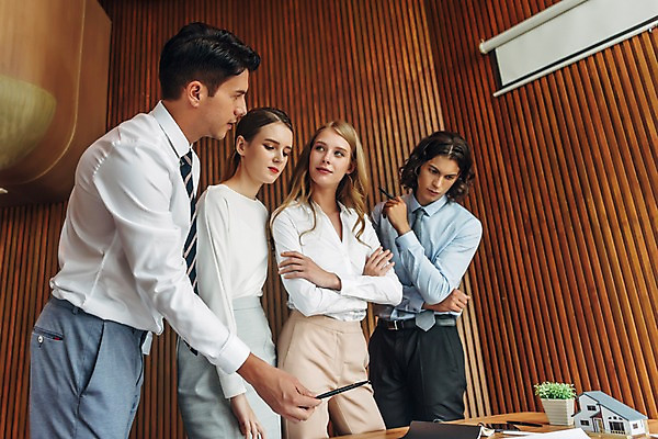 포토 JPG 서양인 응시 여자 남자 로우앵글 회사 회의 직장 실내 서기 여러명 상반신 20대 성인 앞모습 옆모습 비즈니스라이프 가리킴 직장인 비즈니스맨 비즈니스우먼 책상 동료 회의실 성인만 국내포토 외국인 직업 라이프스타일 시선 뷰포인트 가구 다수 비즈니스 관계 모션 사람 손짓 청년 내부 파일형식