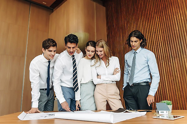 포토 외국인 직업 라이프스타일 시선 여자 남자 뷰포인트 가구 다수 회사 비즈니스 관계 모션 건설업 표정 사람 청년 내부 직장인 파일형식 팔짱 앞모습 JPG 실내 20대 서양인 여러명 성인 직장 비즈니스라이프 비즈니스맨 비즈니스우먼 상반신 서기 책상 응시 설계도 건축 회의 회의실 미소 성인만 동료 국내포토