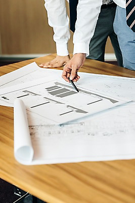 포토 JPG 서양인 남자 건축 회사 회의 실내 서기 상반신 20대 성인 두명 신체부위 비즈니스라이프 설계도 가리킴 직장인 비즈니스맨 책상 동료 회의실 팔 성인남자만 국내포토 외국인 직업 라이프스타일 가구 비즈니스 관계 모션 건설업 사람 손짓 청년 내부 남자만 성인만 파일형식