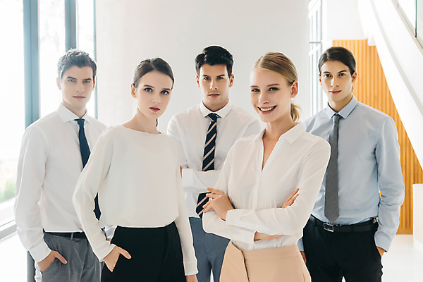 포토 JPG 서양인 여자 남자 회사 실내 서기 미소 여러명 상반신 20대 성인 앞모습 비즈니스라이프 팔짱 직장인 비즈니스맨 비즈니스우먼 복도 동료 리더 성인만 팀장 국내포토 외국인 직업 라이프스타일 뷰포인트 다수 비즈니스 관계 모션 표정 사람 청년 내부 파일형식