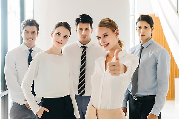 포토 JPG 서양인 여자 남자 회사 실내 서기 미소 손짓 여러명 상반신 20대 성인 앞모습 아웃포커스 비즈니스라이프 최고 직장인 비즈니스맨 비즈니스우먼 복도 동료 리더 성인만 팀장 국내포토 외국인 직업 라이프스타일 뷰포인트 다수 비즈니스 관계 모션 촬영기법 표정 사람 청년 내부 파일형식