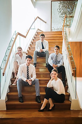 포토 외국인 직업 라이프스타일 여자 남자 뷰포인트 다수 비즈니스 관계 모션 표정 사람 청년 내부 직장인 파일형식 옆모습 앞모습 턱괴기 계단 JPG 실내 20대 서양인 여러명 성인 회사 비즈니스라이프 비즈니스맨 비즈니스우먼 전신 앉기 복도 동료 미소 성인만 국내포토