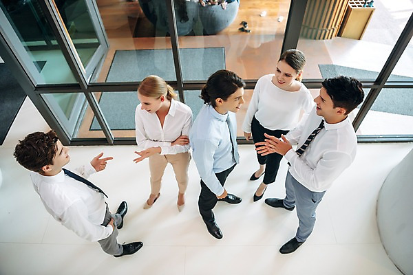 포토 JPG 전신 서양인 응시 여자 남자 회사 실내 대화 서기 미소 여러명 20대 성인 앞모습 옆모습 비즈니스라이프 하이앵글 직장인 비즈니스맨 비즈니스우먼 복도 동료 성인만 국내포토 외국인 직업 라이프스타일 시선 뷰포인트 다수 비즈니스 관계 모션 표정 말하기 사람 청년 내부 파일형식