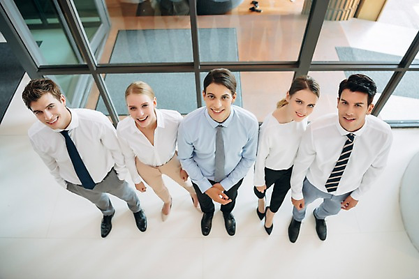 포토 JPG 전신 서양인 여자 남자 회사 실내 서기 미소 여러명 20대 성인 앞모습 비즈니스라이프 하이앵글 직장인 비즈니스맨 비즈니스우먼 복도 동료 성인만 국내포토 외국인 직업 라이프스타일 뷰포인트 다수 비즈니스 관계 모션 표정 사람 청년 내부 파일형식