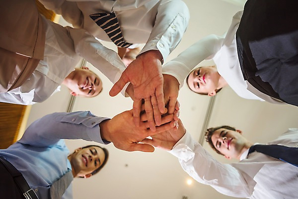 포토 JPG 서양인 여자 남자 로우앵글 회사 실내 서기 미소 여러명 상반신 20대 성인 앞모습 아웃포커스 비즈니스라이프 직장인 비즈니스맨 비즈니스우먼 복도 동료 손모으기 성인만 국내포토 외국인 직업 라이프스타일 뷰포인트 다수 비즈니스 관계 모션 촬영기법 표정 사람 손짓 청년 내부 파일형식