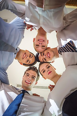 포토 JPG 서양인 여자 남자 로우앵글 회사 실내 서기 미소 여러명 상반신 20대 성인 앞모습 비즈니스라이프 직장인 비즈니스맨 비즈니스우먼 복도 동료 성인만 국내포토 외국인 직업 라이프스타일 뷰포인트 다수 비즈니스 관계 모션 표정 사람 청년 내부 파일형식