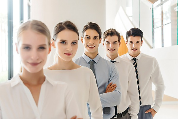 포토 JPG 서양인 여자 남자 회사 실내 서기 미소 여러명 상반신 20대 성인 앞모습 비즈니스라이프 팔짱 직장인 비즈니스맨 비즈니스우먼 복도 동료 리더 성인만 팀장 국내포토 외국인 직업 라이프스타일 뷰포인트 다수 비즈니스 관계 모션 표정 사람 청년 내부 파일형식