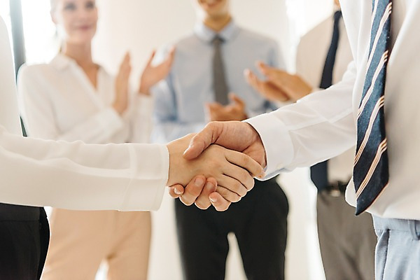 포토 JPG 서양인 여자 남자 회사 악수 실내 서기 미소 여러명 상반신 20대 성인 앞모습 옆모습 아웃포커스 비즈니스라이프 직장인 비즈니스맨 비즈니스우먼 복도 박수 동료 성인만 국내포토 외국인 직업 라이프스타일 뷰포인트 다수 비즈니스 관계 모션 촬영기법 표정 사람 손짓 청년 내부 파일형식