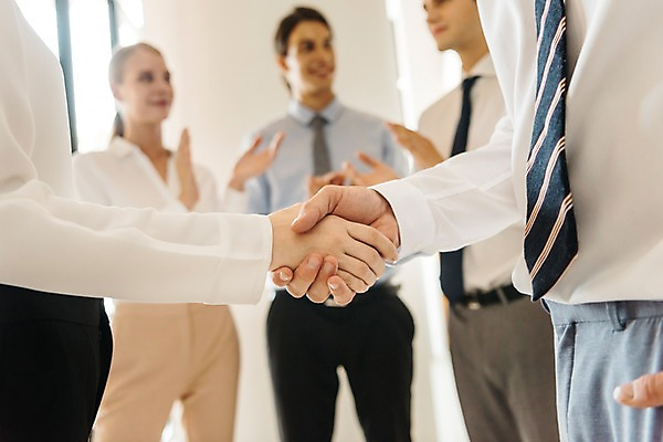 포토 JPG 서양인 응시 여자 남자 회사 악수 실내 서기 미소 여러명 상반신 20대 성인 앞모습 옆모습 아웃포커스 비즈니스라이프 직장인 비즈니스맨 비즈니스우먼 복도 박수 동료 성인만 국내포토 외국인 직업 라이프스타일 시선 뷰포인트 다수 비즈니스 관계 모션 촬영기법 표정 사람 손짓 청년 내부 파일형식