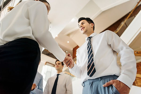 포토 외국인 직업 라이프스타일 시선 여자 남자 뷰포인트 다수 비즈니스 관계 모션 촬영기법 표정 사람 손짓 청년 내부 직장인 파일형식 아웃포커스 로우앵글 악수 앞모습 응시 옆모습 JPG 실내 20대 서양인 여러명 성인 회사 비즈니스라이프 비즈니스맨 비즈니스우먼 상반신 서기 복도 동료 미소 성인만 국내포토
