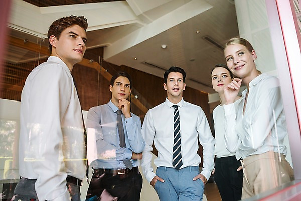 포토 외국인 직업 라이프스타일 시선 여자 남자 뷰포인트 다수 비즈니스 관계 모션 표정 사람 청년 내부 직장인 파일형식 창문 응시 옆모습 앞모습 JPG 실내 20대 서양인 여러명 성인 회사 비즈니스라이프 비즈니스맨 비즈니스우먼 상반신 서기 복도 동료 미소 성인만 국내포토