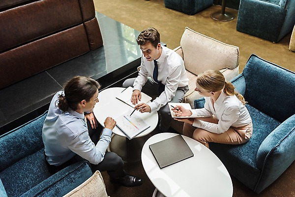 포토 외국인 직업 라이프스타일 시선 여자 남자 뷰포인트 가구 비즈니스 관계 모션 사람 청년 내부 직장인 파일형식 응시 옆모습 앞모습 복도 회의 자료 들기 탁자 하이앵글 JPG 실내 서양인 20대 성인만 앉기 세명 성인 회사 비즈니스라이프 비즈니스맨 비즈니스우먼 상반신 동료 국내포토
