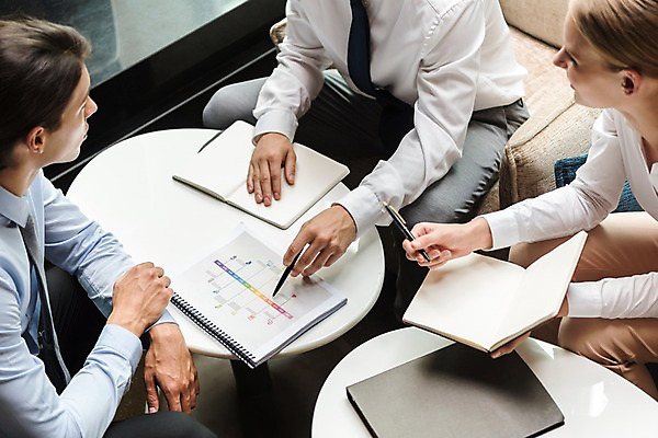 포토 JPG 서양인 응시 여자 남자 회사 회의 그래프 실내 앉기 상반신 20대 성인 앞모습 옆모습 세명 비즈니스라이프 자료 가리킴 직장인 비즈니스맨 비즈니스우먼 복도 동료 성인만 국내포토 외국인 직업 라이프스타일 시선 뷰포인트 비즈니스 관계 모션 사람 손짓 청년 내부 파일형식