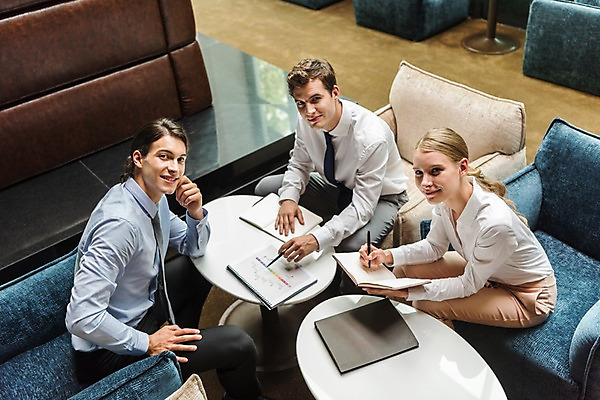 포토 JPG 서양인 여자 남자 회사 회의 실내 미소 들기 앉기 상반신 20대 성인 앞모습 옆모습 아웃포커스 세명 비즈니스라이프 하이앵글 자료 직장인 비즈니스맨 비즈니스우먼 동료 문서 덴드로비움 성인만 국내포토 외국인 식물 직업 라이프스타일 뷰포인트 비즈니스 관계 모션 촬영기법 표정 사람 청년 내부 파일형식