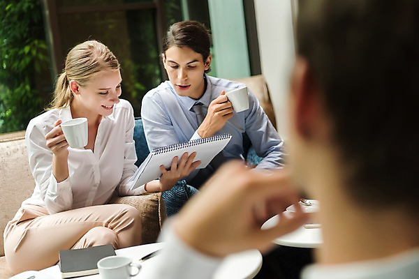 포토 외국인 직업 라이프스타일 여자 남자 음료 뷰포인트 비즈니스 관계 모션 촬영기법 사람 청년 내부 직장인 파일형식 자료 회의 들기 아웃포커스 뒷모습 앞모습 JPG 실내 서양인 20대 성인만 앉기 세명 성인 회사 비즈니스라이프 비즈니스맨 비즈니스우먼 상반신 동료 커피 국내포토