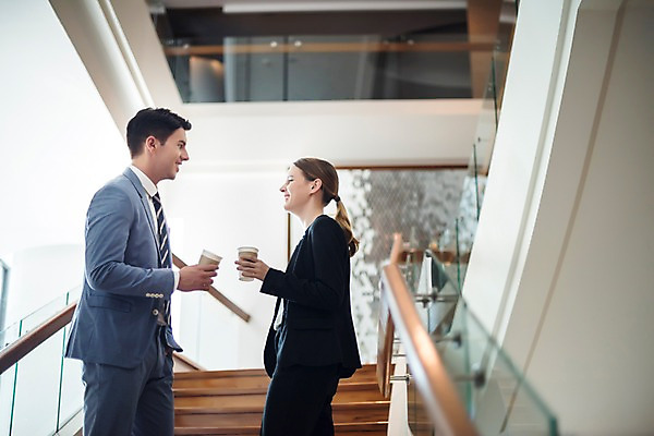 포토 외국인 직업 라이프스타일 시선 여자 남자 음료 뷰포인트 비즈니스 관계 모션 촬영기법 표정 말하기 사람 청년 내부 직장인 파일형식 대화 계단 들기 아웃포커스 복도 응시 옆모습 JPG 실내 서양인 20대 두명 성인 회사 비즈니스라이프 비즈니스맨 비즈니스우먼 상반신 서기 동료 미소 커피 성인만 국내포토