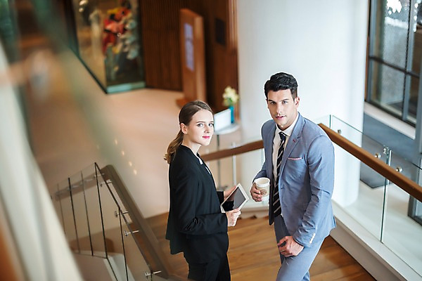 포토 외국인 직업 라이프스타일 여자 남자 음료 뷰포인트 비즈니스 관계 모션 표정 사람 청년 내부 전자제품 스마트기기 직장인 파일형식 계단 태블릿 들기 옆모습 JPG 실내 서양인 20대 두명 성인 회사 비즈니스라이프 비즈니스맨 비즈니스우먼 상반신 서기 동료 미소 커피 성인만 국내포토