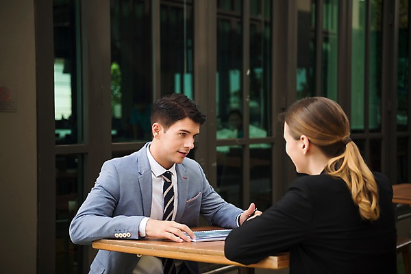 포토 외국인 직업 라이프스타일 시선 여자 남자 뷰포인트 가구 비즈니스 관계 모션 촬영기법 표정 말하기 사람 청년 내부 직장인 파일형식 책상 대화 응시 아웃포커스 뒷모습 앞모습 JPG 실내 서양인 20대 두명 성인 회사 비즈니스라이프 비즈니스맨 비즈니스우먼 상반신 앉기 동료 미소 성인만 국내포토