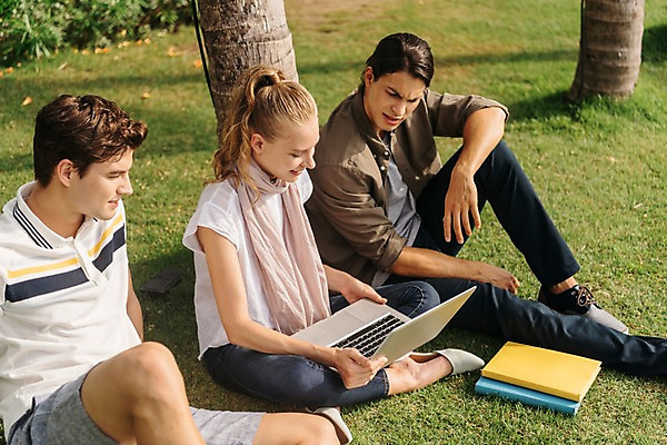 포토 JPG 주간 전신 서양인 나무 응시 여자 남자 대학생 태국 들기 앉기 20대 성인 야외 옆모습 아웃포커스 책 세명 친구 노트북 국내포토 자연요소 외국인 식물 학생 시선 아시아 뷰포인트 관계 모션 촬영기법 사람 청년 전자제품 파일형식
