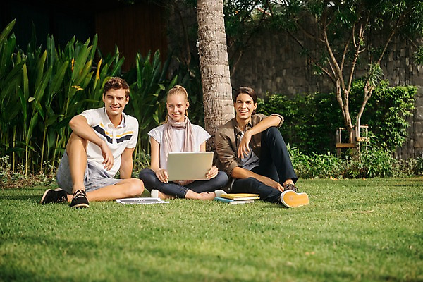 포토 JPG 주간 전신 서양인 나무 여자 남자 대학생 태국 미소 앉기 잔디 20대 성인 야외 앞모습 책 세명 친구 노트북 국내포토 자연요소 외국인 식물 학생 아시아 뷰포인트 관계 모션 표정 사람 청년 전자제품 파일형식