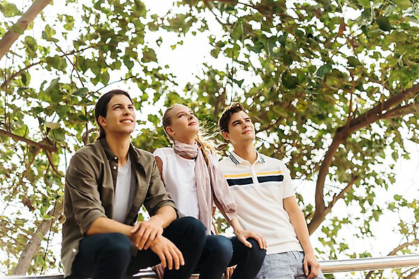 포토 JPG 주간 서양인 응시 여자 남자 대학생 난간 태국 미소 앉기 상반신 20대 성인 야외 앞모습 아웃포커스 세명 친구 국내포토 자연요소 외국인 학생 시선 아시아 뷰포인트 관계 모션 촬영기법 표정 사람 청년 파일형식