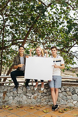 포토 JPG 주간 전신 서양인 나무 배너 여자 남자 대학생 난간 태국 사각프레임 프레임 미소 들기 앉기 20대 성인 야외 앞모습 아웃포커스 세명 친구 가리킴 국내포토 자연요소 외국인 식물 학생 아시아 뷰포인트 관계 모션 촬영기법 표정 사람 손짓 청년 사각형 파일형식