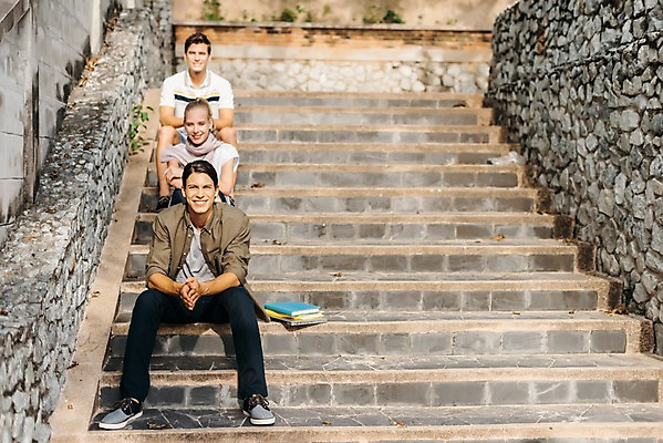 포토 JPG 주간 전신 서양인 여자 남자 대학생 태국 미소 앉기 20대 성인 야외 앞모습 아웃포커스 책 세명 친구 계단 국내포토 자연요소 외국인 학생 아시아 뷰포인트 관계 모션 촬영기법 표정 사람 청년 파일형식