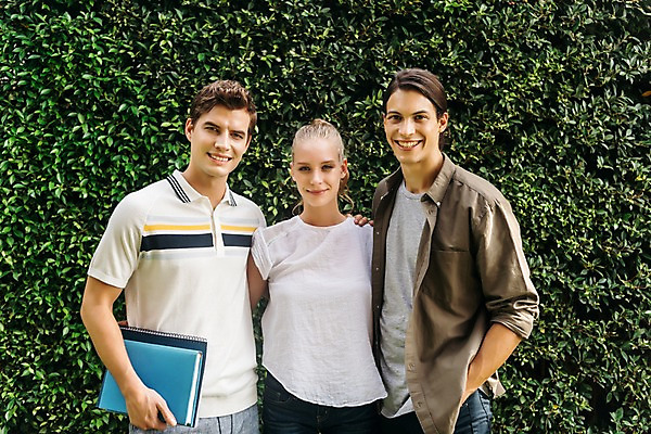 포토 JPG 주간 서양인 나무 여자 남자 대학생 태국 어깨동무 서기 미소 들기 상반신 20대 성인 야외 앞모습 책 세명 친구 국내포토 자연요소 외국인 식물 학생 아시아 뷰포인트 포즈 관계 모션 표정 사람 청년 파일형식