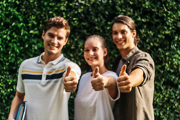 포토 JPG 주간 서양인 여자 남자 대학생 태국 서기 미소 손짓 상반신 20대 성인 야외 앞모습 아웃포커스 책 세명 친구 최고 국내포토 자연요소 외국인 학생 아시아 뷰포인트 관계 모션 촬영기법 표정 사람 청년 파일형식