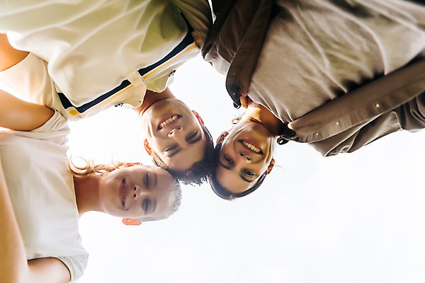 포토 JPG 주간 서양인 여자 남자 대학생 로우앵글 태국 서기 미소 상반신 20대 성인 야외 앞모습 세명 친구 내려보기 국내포토 자연요소 외국인 학생 아시아 뷰포인트 관계 모션 표정 사람 청년 파일형식