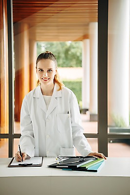 포토 JPG 서양인 여자 청진기 실내 한명 서기 미소 상반신 20대 성인 앞모습 아웃포커스 의사 의사가운 서류판 성인여자한명만 국내포토 외국인 1 뷰포인트 의료기기 모션 촬영기법 표정 사람 청년 내부 사무용품 의료진 가운 여자한명만 성인여자만 파일형식