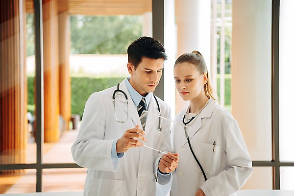 포토 JPG 서양인 응시 여자 남자 청진기 실내 서기 들기 상반신 20대 성인 두명 앞모습 아웃포커스 의사 의사가운 아크릴 성인만 국내포토 외국인 시선 뷰포인트 의료기기 모션 재질 촬영기법 사람 청년 내부 의료진 가운 파일형식