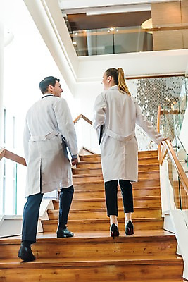 포토 JPG 전신 서양인 응시 여자 남자 실내 20대 성인 두명 뒷모습 걷기 계단 의사 성인만 국내포토 외국인 시선 뷰포인트 모션 사람 청년 내부 의료진 파일형식