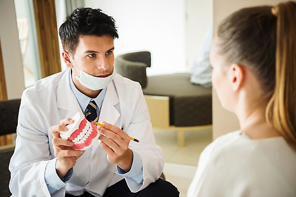 포토 JPG 서양인 응시 여자 남자 실내 들기 앉기 상반신 20대 성인 두명 앞모습 옆모습 아웃포커스 연필 의사 치아모형 성인만 국내포토 외국인 시선 뷰포인트 모션 학용품 촬영기법 사람 청년 내부 필기구 의료진 치아 파일형식