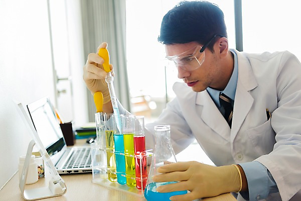 포토 JPG 서양인 응시 남자 과학 실내 실험 한명 들기 앉기 상반신 20대 성인 앞모습 아웃포커스 가운 스포이트 과학자 플라스크 성인남자한명만 국내포토 외국인 직업 1 시선 옷 뷰포인트 모션 촬영기법 실험기구 사람 청년 내부 피펫 학자 남자한명만 성인남자만 파일형식