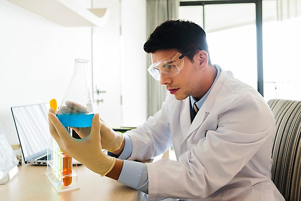 포토 JPG 서양인 응시 남자 과학 실내 실험 한명 들기 앉기 상반신 20대 성인 옆모습 아웃포커스 가운 과학자 플라스크 성인남자한명만 국내포토 외국인 직업 1 시선 옷 뷰포인트 모션 촬영기법 실험기구 사람 청년 내부 학자 남자한명만 성인남자만 파일형식