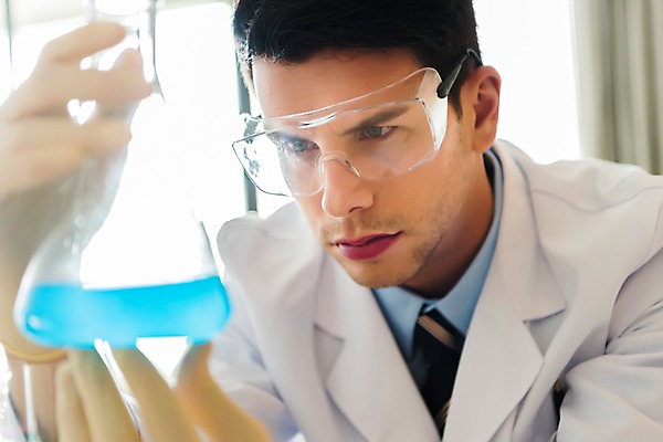 포토 JPG 서양인 응시 남자 과학 실내 실험 한명 앉기 근접촬영 상반신 20대 성인 앞모습 아웃포커스 가운 과학자 플라스크 성인남자한명만 국내포토 외국인 직업 1 시선 옷 뷰포인트 모션 촬영기법 실험기구 사람 청년 내부 학자 남자한명만 성인남자만 파일형식