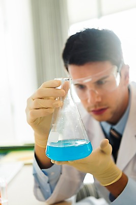 포토 JPG 서양인 응시 남자 과학 실내 실험 한명 들기 앉기 상반신 20대 성인 앞모습 아웃포커스 가운 과학자 플라스크 성인남자한명만 국내포토 외국인 직업 1 시선 옷 뷰포인트 모션 촬영기법 실험기구 사람 청년 내부 학자 남자한명만 성인남자만 파일형식