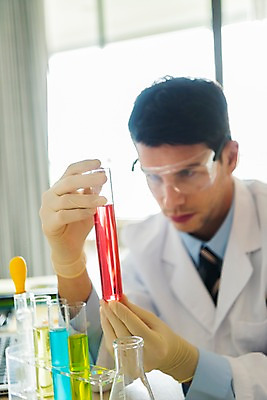 포토 JPG 서양인 응시 남자 과학 실내 실험 한명 들기 앉기 상반신 20대 성인 앞모습 아웃포커스 가운 과학자 플라스크 성인남자한명만 국내포토 외국인 직업 1 시선 옷 뷰포인트 모션 촬영기법 실험기구 사람 청년 내부 학자 남자한명만 성인남자만 파일형식