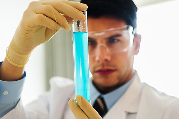 포토 JPG 서양인 응시 남자 과학 실내 실험 한명 들기 앉기 근접촬영 상반신 20대 성인 앞모습 가운 과학자 플라스크 성인남자한명만 국내포토 외국인 직업 1 시선 옷 뷰포인트 모션 실험기구 사람 청년 내부 학자 남자한명만 성인남자만 파일형식