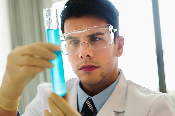 포토 JPG 서양인 응시 남자 과학 실내 실험 한명 들기 앉기 상반신 20대 성인 앞모습 아웃포커스 가운 과학자 플라스크 성인남자한명만 국내포토 외국인 직업 1 시선 옷 뷰포인트 모션 촬영기법 실험기구 사람 청년 내부 학자 남자한명만 성인남자만 파일형식