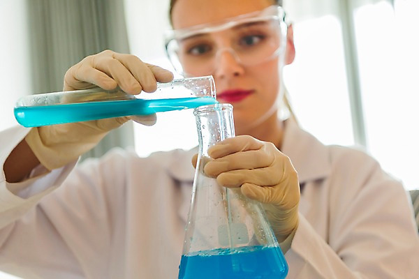 포토 JPG 서양인 응시 여자 과학 실내 실험 한명 들기 앉기 상반신 20대 성인 앞모습 아웃포커스 가운 과학자 플라스크 성인여자한명만 국내포토 외국인 직업 1 시선 옷 뷰포인트 모션 촬영기법 실험기구 사람 청년 내부 학자 여자한명만 성인여자만 파일형식